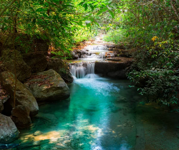 泰国西部Kanchanaburi省Erawan国家公园美丽的瀑布 免版税图库照片
