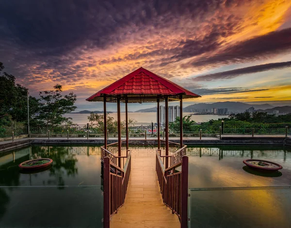 日落时 池塘上的亭子 Nha Trang City Background 图库照片
