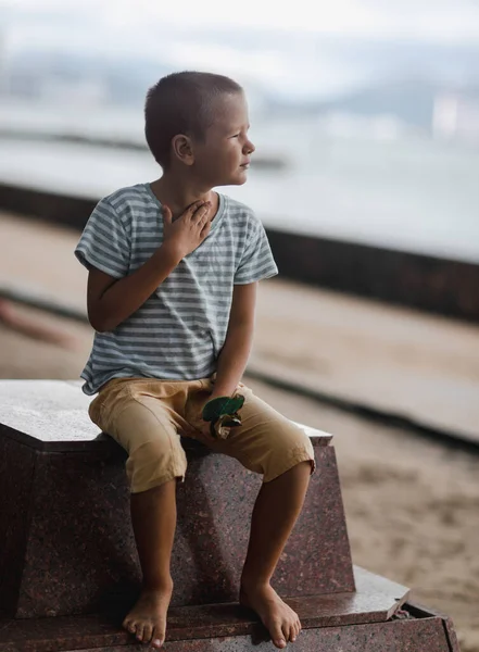 小さなかわいい男の子の屋外の肖像画 — ストック写真