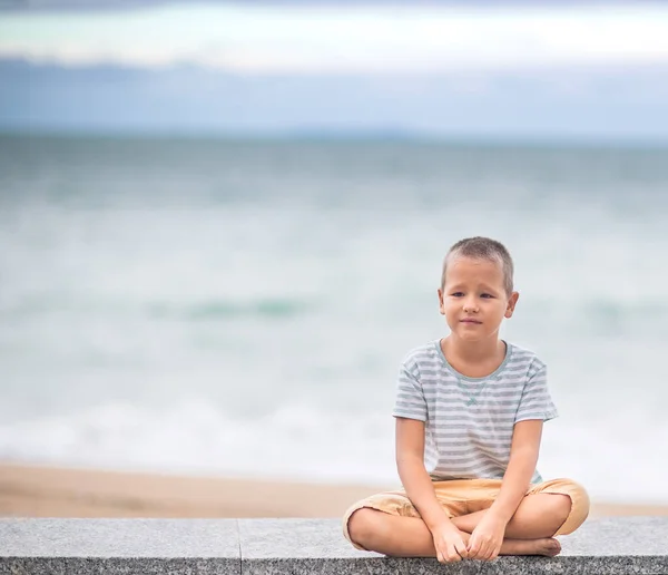 Outdoor Portret Van Een Kleine Schattige Jongen — Stockfoto