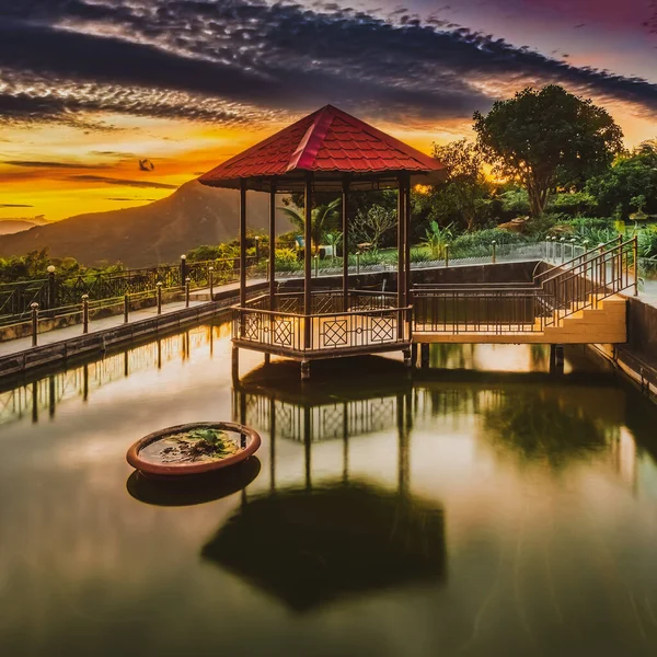 Περίπτερο Στη Λίμνη Ηλιοβασίλεμα Βουνό Στο Βάθος Βιετνάμ — Φωτογραφία Αρχείου