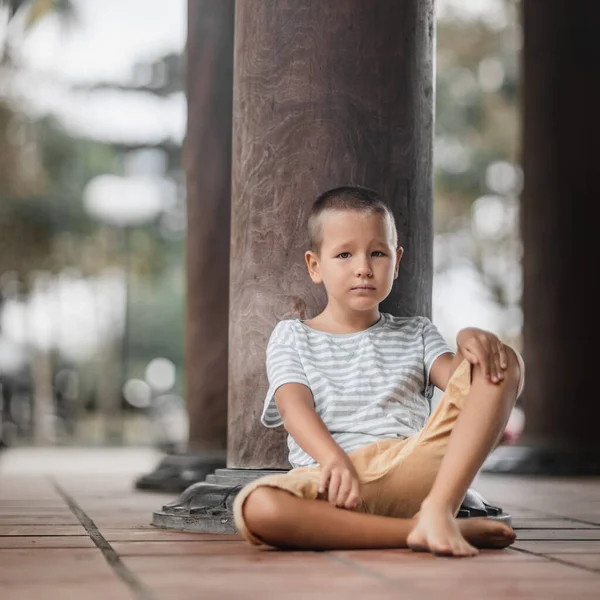 Outdoor Portret Van Een Kleine Schattige Jongen — Stockfoto