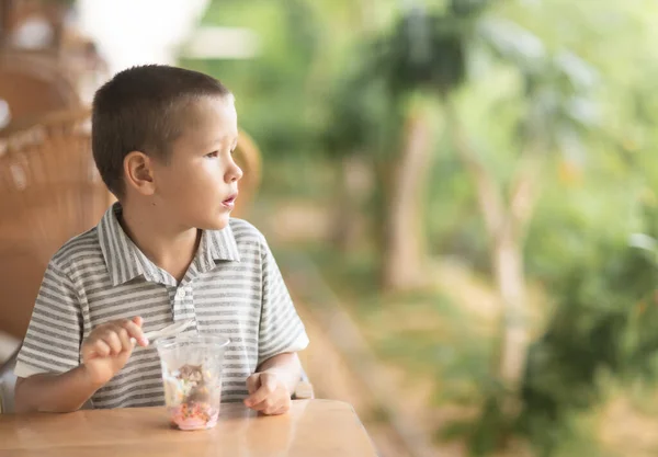 Cute Boy Jedzenia Lodów Kawiarni Świeżym Powietrzu — Zdjęcie stockowe