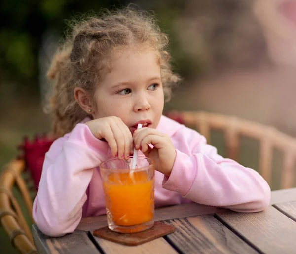 可愛いです女の子飲むジュースで屋外カフェ — ストック写真