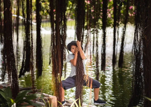 Menino Divertindo Lago Com Banyan Árvore — Fotografia de Stock