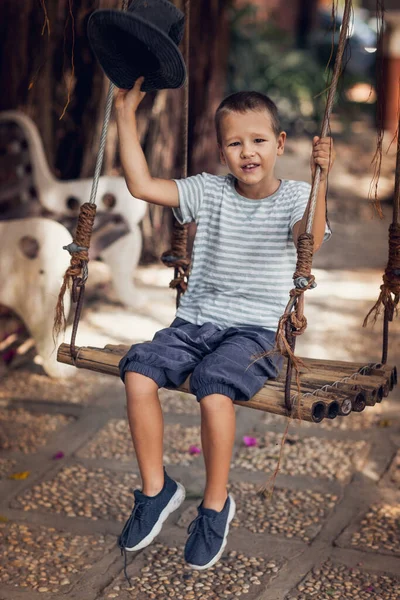 Jongen Met Plezier Schommel — Stockfoto