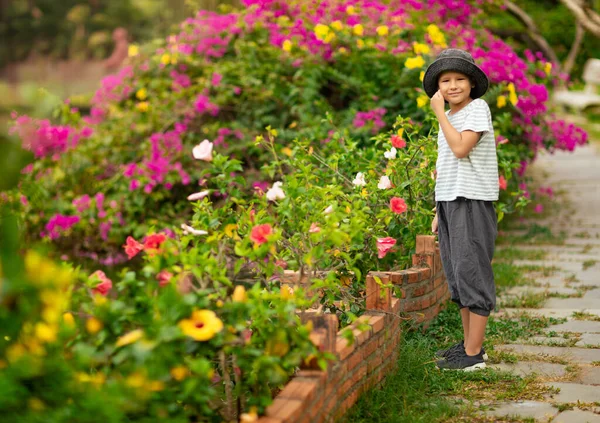 Retrato Aire Libre Lindo Chico Con Sombrero —  Fotos de Stock