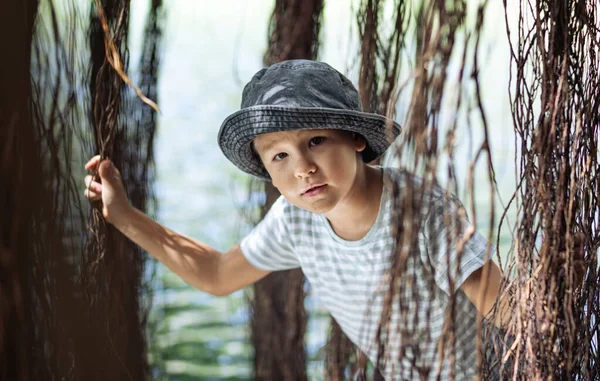 Menino Divertindo Lago Com Banyan Árvore Imagem De Stock