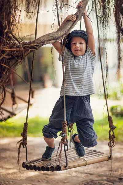 Jongen Met Plezier Schommel Stockfoto