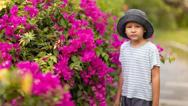 Außenporträt Eines Netten Jungen Mit Hut lizenzfreie Stockfotos