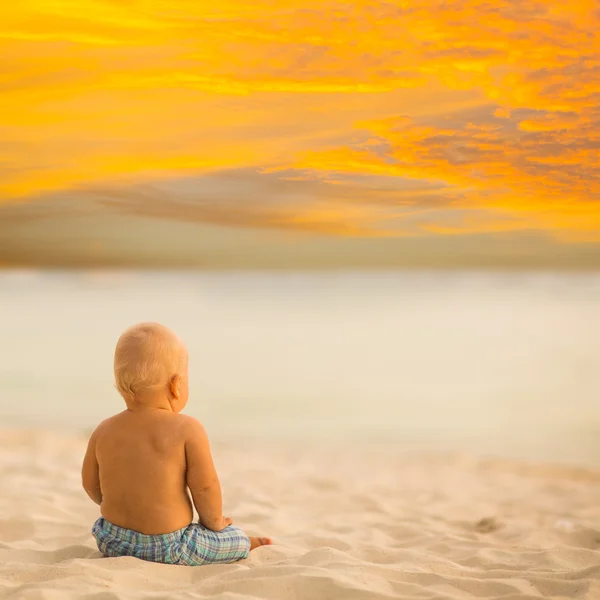 Bebê olhando pôr do sol — Fotografia de Stock