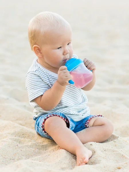 Drinking baby — Stockfoto