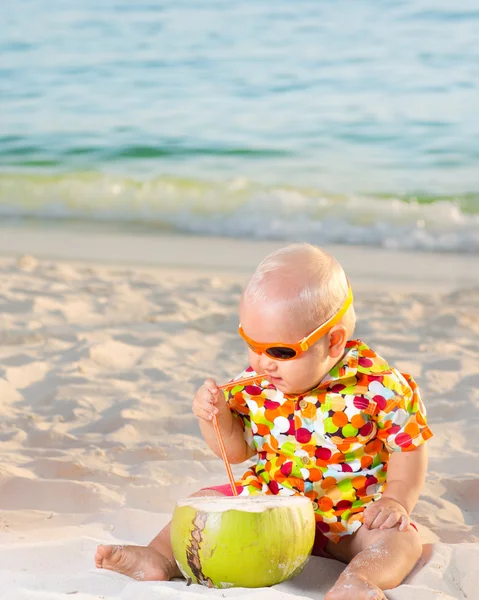 Bebé con coco —  Fotos de Stock