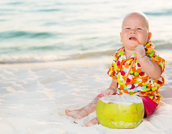 Baby met kokos — Stockfoto