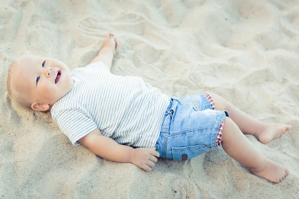 Baby liggend — Stockfoto