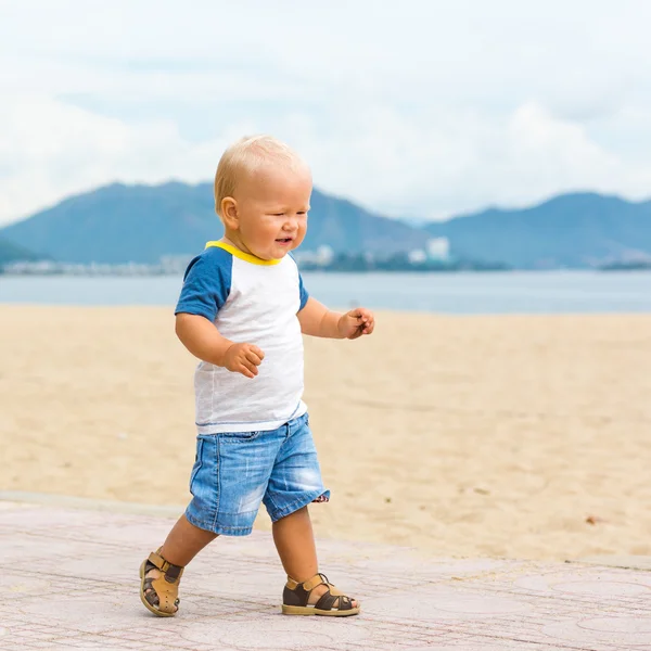 Bambino che cammina — Foto Stock