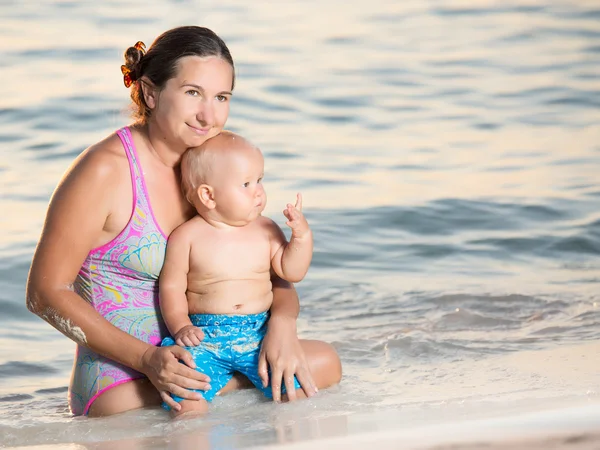 Bebé y madre — Foto de Stock