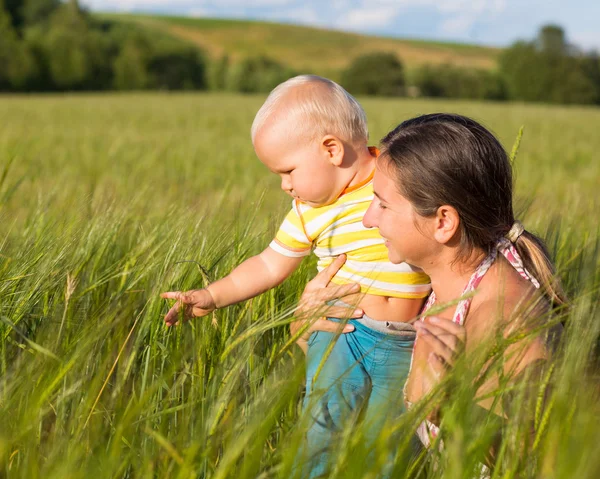 Baby en mama. — Stockfoto