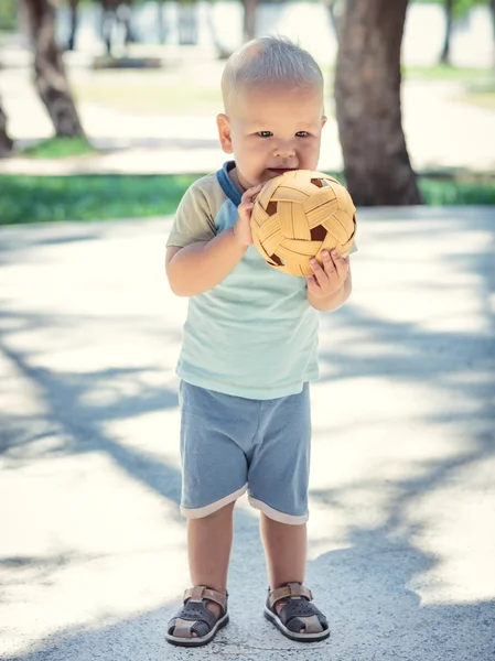 Bebek hasır topu ile — Stok fotoğraf