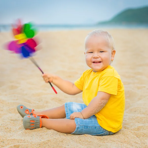 Bambino con mulino a vento giocattolo — Foto Stock