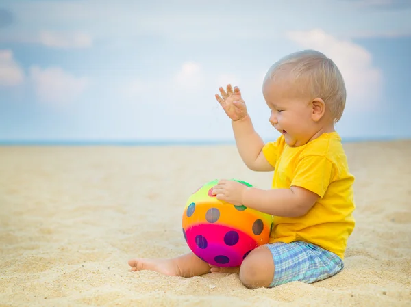 Baby met bal — Stockfoto