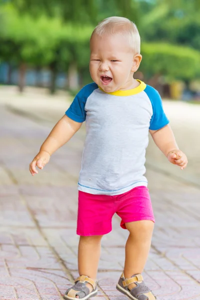 Baby walking — Stock Photo, Image