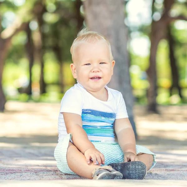 Bambino seduto — Foto Stock