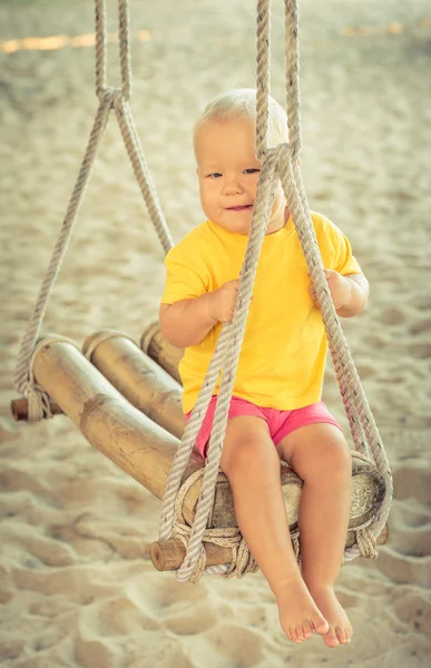 Bambino su un'altalena — Foto Stock