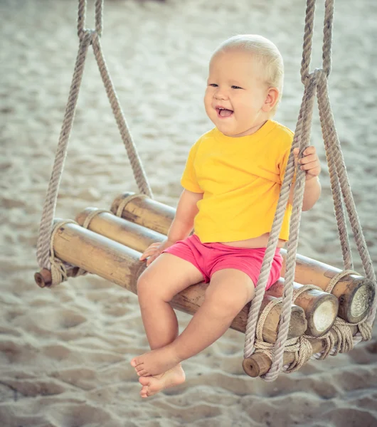 Baby auf einer Schaukel — Stockfoto