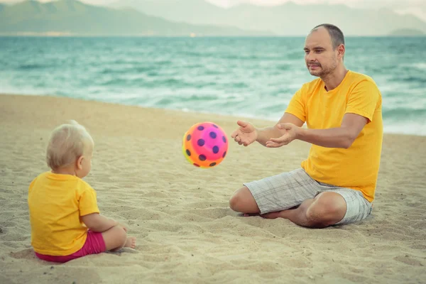 Bebé y padre jugando pelota de juguete —  Fotos de Stock