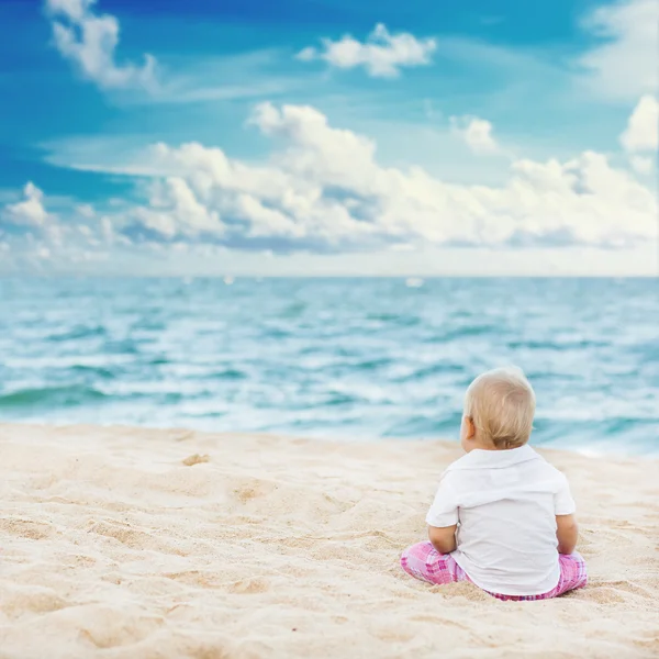 Barnet ser havet — Stockfoto