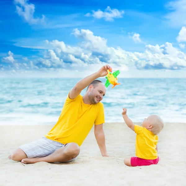 Bebé y padre jugando avión de juguete — Foto de Stock