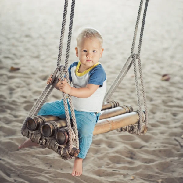 Bebê em um balanço — Fotografia de Stock