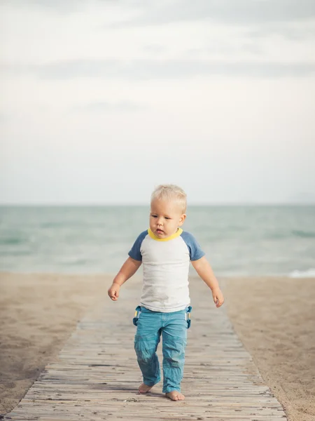 Bambino che cammina — Foto Stock