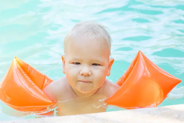 Bebê com braçadeiras — Fotografia de Stock