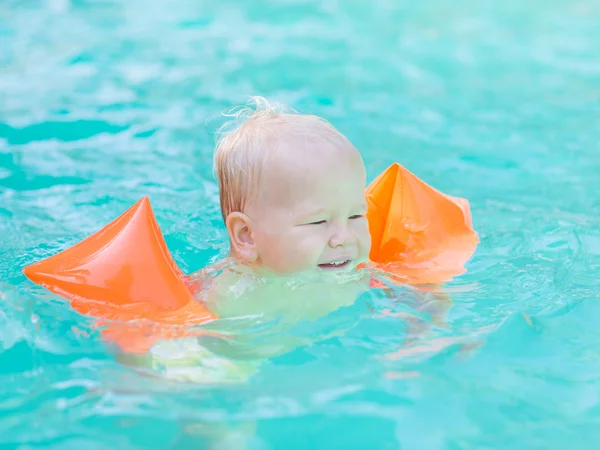 Bébé avec brassards — Photo