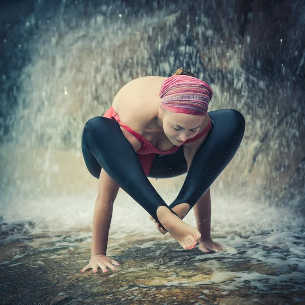 Bhujapidasana — стокове фото