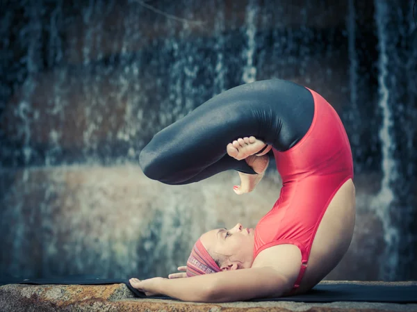 Pose com pernas em Padmasana — Fotografia de Stock