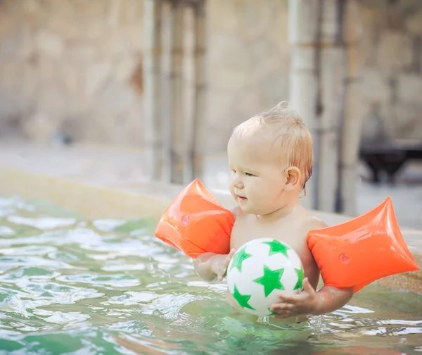 Baby met armbandjes — Stockfoto