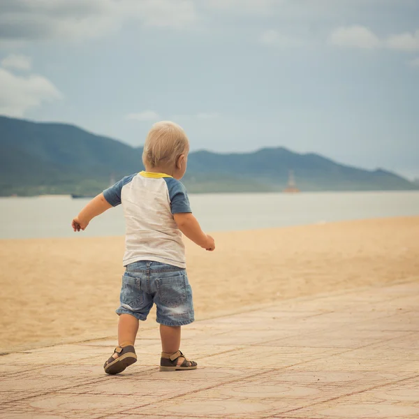 Bambino che cammina — Foto Stock