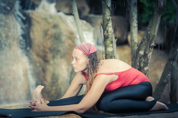 Ardha virasana — Stockfoto