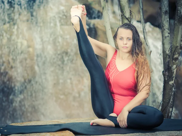 Practicing yoga — Stock Photo, Image