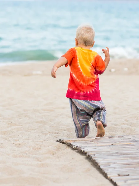 Baby walking — Stock Photo, Image