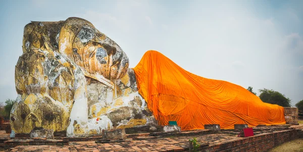 Wat Lokayasutharam Buda uzanmış — Stok fotoğraf