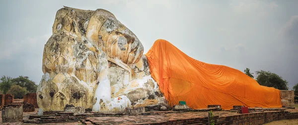 Wat Lokayasutharam Buda uzanmış — Stok fotoğraf