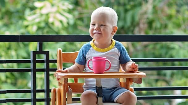 Toddler chłopiec daje uśmiech — Wideo stockowe