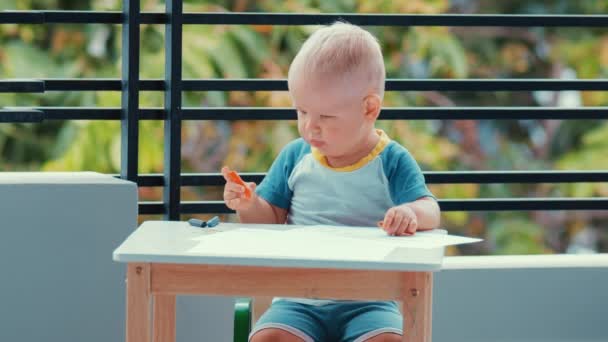 Toddler anak laki-laki berlatih untuk melukis dengan krayon — Stok Video