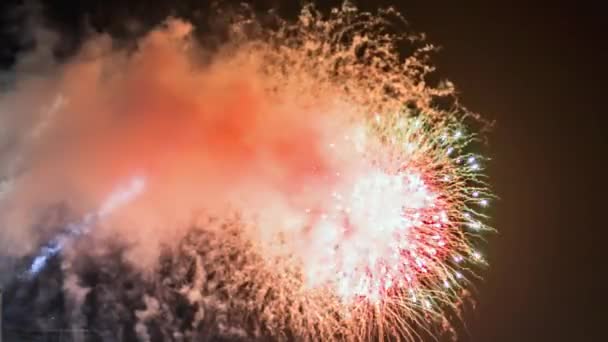 Feux d'artifice dans le ciel nocturne et fumée — Video