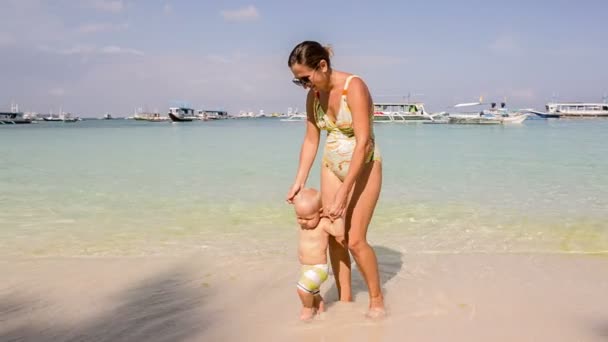 Moeder helpen baby om te lopen — Stockvideo