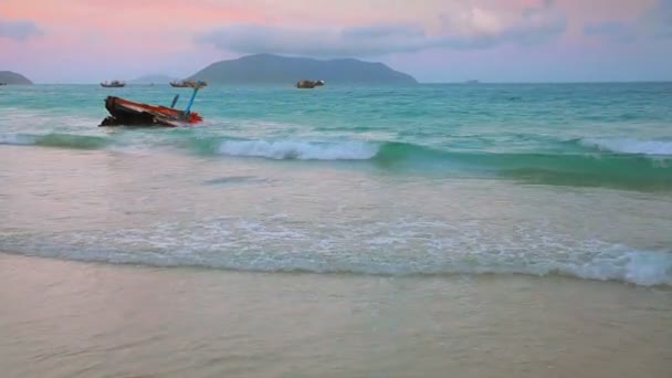 Maré do oceano ao amanhecer — Vídeo de Stock